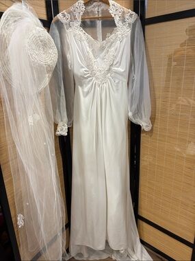 Vintage Wedding dress with Sheer Lace Sleeves includes hat with veil